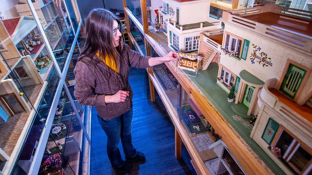 Katja-Schuelke-stellt-eine-Schaukel-in-ihrem-Puppenstuben-Museum-vor-dem-Haus-Gisela-auf