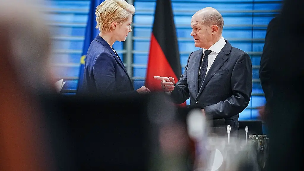 Manuela-Schwesig-Ministerpraesidentin-von-Mecklenburg-Vorpommern-und-Bundeskanzler-Olaf-Scholz