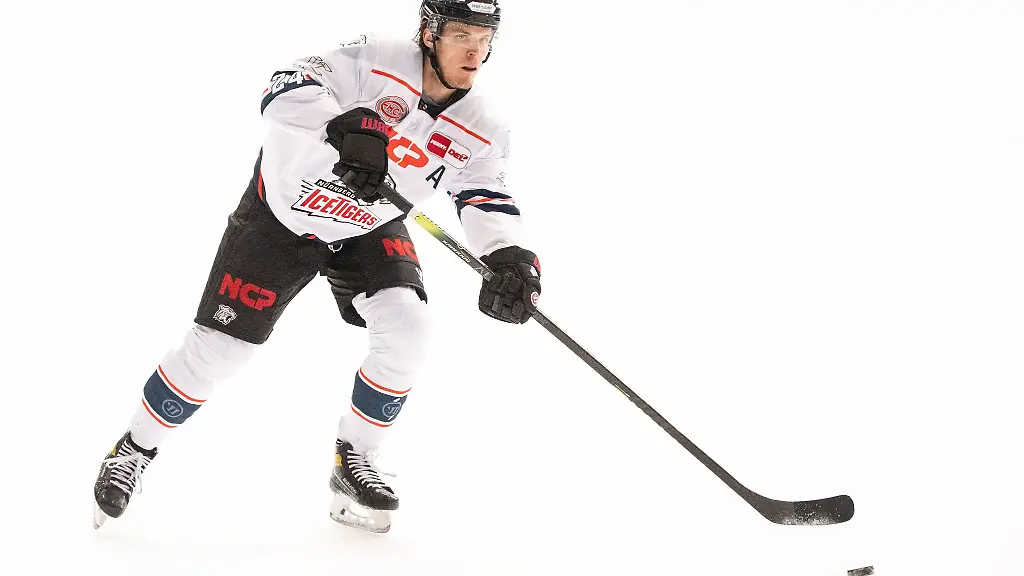 Marcus-Weber-von-Nuernberg-spielt-den-Puck