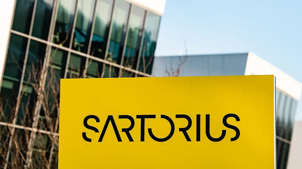 Das-Logo-von-Sartorius-ist-auf-einer-Stele-am-Firmensitz-zu-sehen