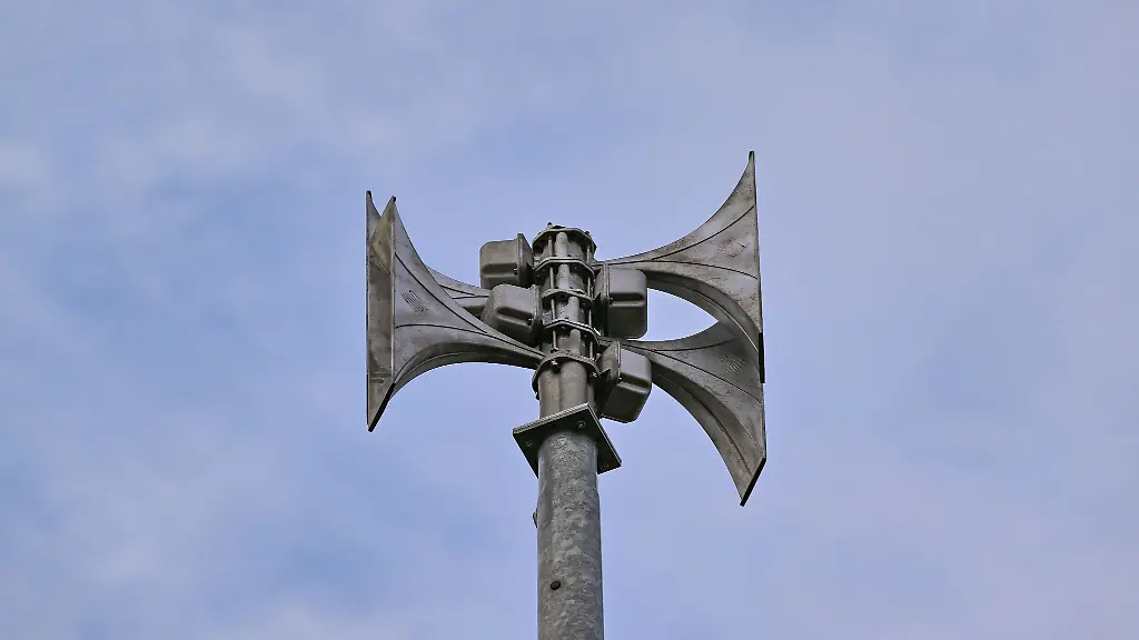 Eine-Sirene-sendet-am-Warntag-Signale-aus