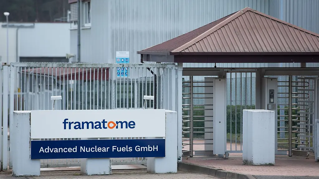 Blick-auf-ein-Zugangstor-vom-Werk-der-Framatome-Advanced-Nuclear-Fuels-GmbH
