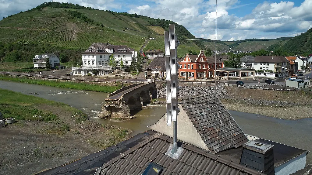 Eine-elektronische-Sirene-ist-auf-dem-Dach-des-Gemeindehauses-in-Rech-montiert-worden