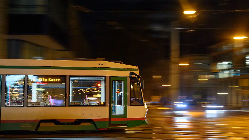 Eine-Strassenbahn-faehrt-durch-Innenstadt
