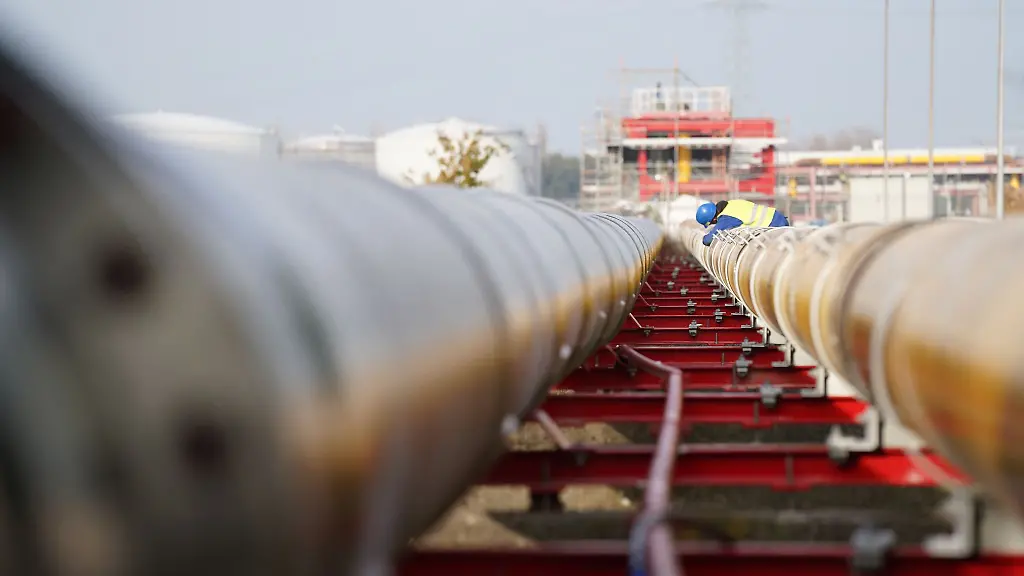 Arbeiter-bauen-Gas-Pipelines-fuer-den-geplanten-LNG-Fluessiggas-Schwimmterminal-zusammen