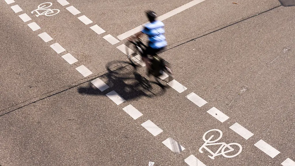 Ein-Radfahrer-faehrt-in-der-Innenstadtauf-einem-Fahrradstreifen