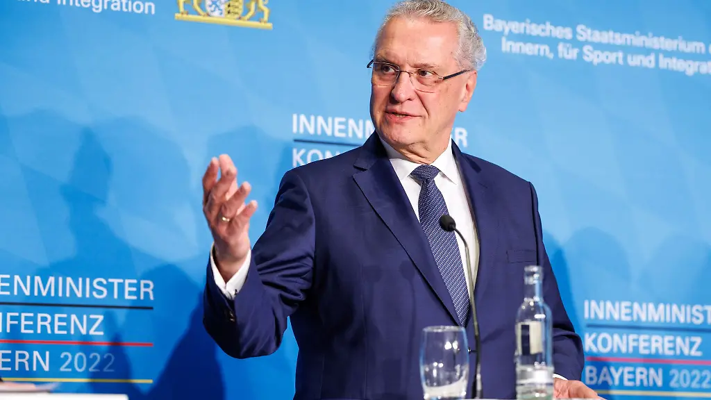 Innenminister-von-Bayern-Joachim-Herrmann-spricht-auf-einer-Pressekonferenz