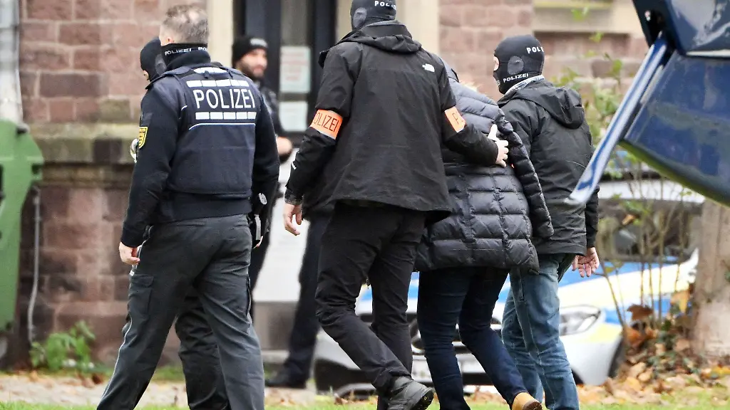 Die-Bundesanwaltschaft-hat-am-Mittwochmorgen-mehrere-Menschen-aus-der-sogenannten-Reichsbuergerszene-im-Zuge-einer-Razzia-festnehmen-lassen