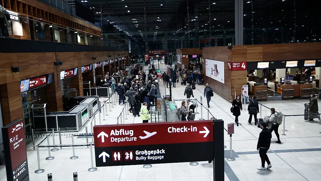 Fluggaeste-am-Flughafen-BER