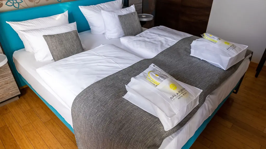 Ein-Doppelbett-in-einem-Hotel