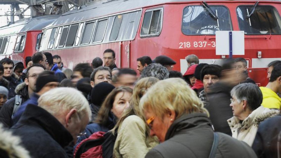 Der Warnstreik der Lokführergewerkschaft hat den morgendlichen Zugverkehr in Deutschland lahmgelegt.