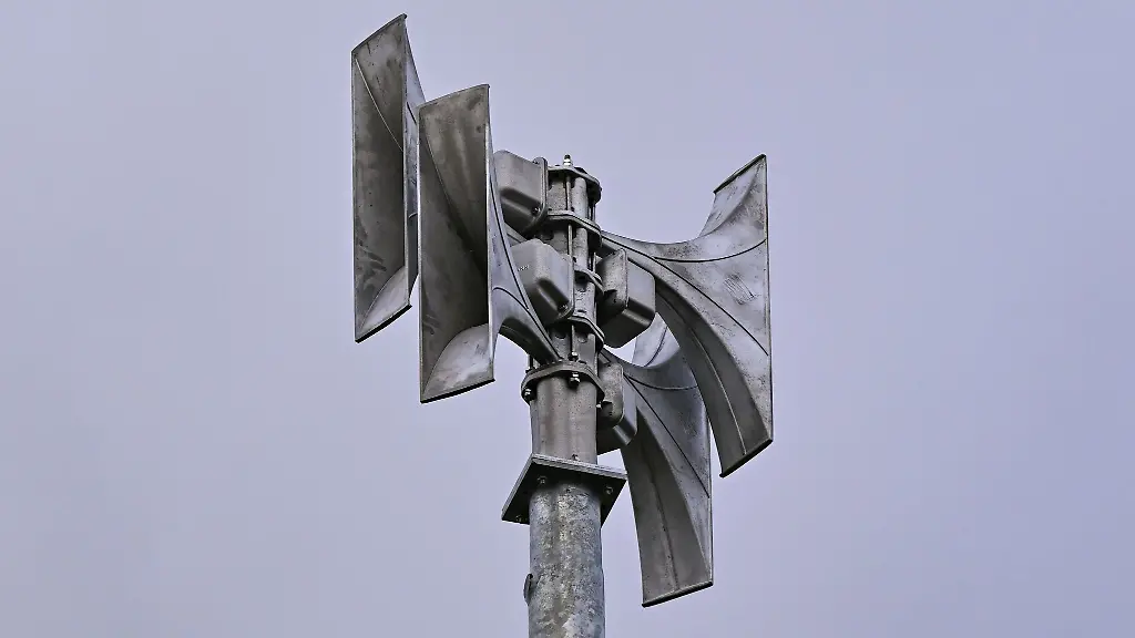 Eine-Sirene-steht-in-einer-brandenburgischen-Stadt