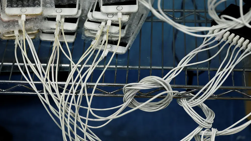 2022-11-08T005931Z-1133051166-RC2D9X9V1JMQ-RTRMADP-3-JAPAN-YEN-IPHONE