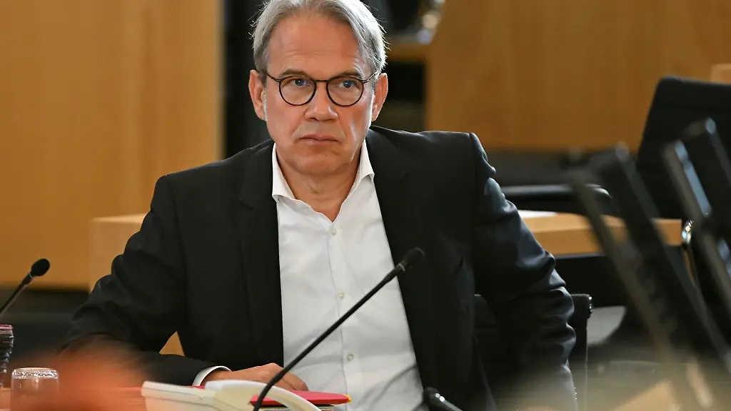 Georg-Maier-SPD-Minister-fuer-Inneres-und-Kommunales-von-Thueringen-im-Landtag