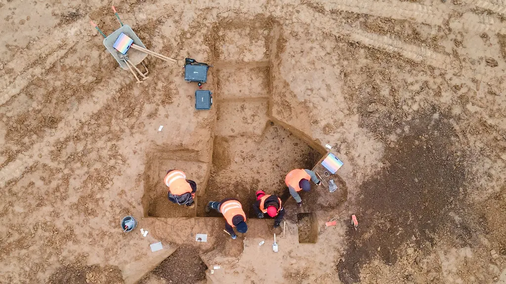 Mitarbeiter-des-Landesamt-fuer-Archaeologie-Sachsen-bei-Ausgrabungen