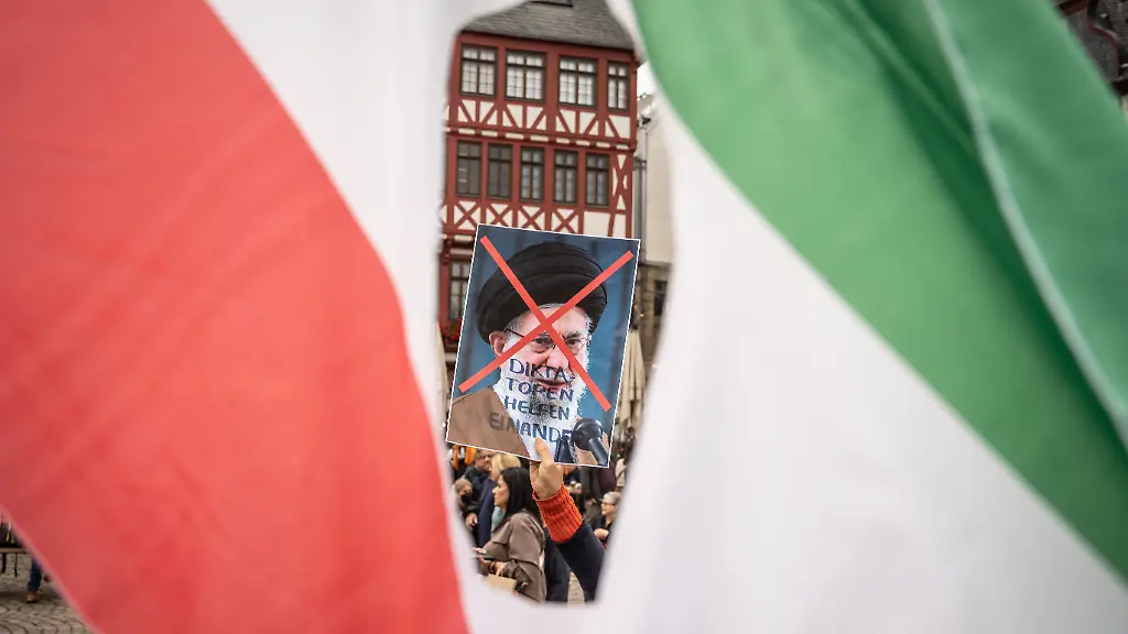 Irans-geistliches-Oberhaupt-Ajatollah-Ali-Chamenei-erfaehrt-offene-Ablehnung-auch-von-seiner-Familie