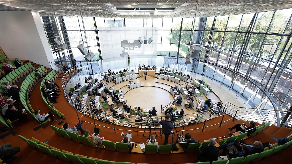 Die-Abgeordneten-sitzen-im-Plenum-auf-ihren-Plaetzen