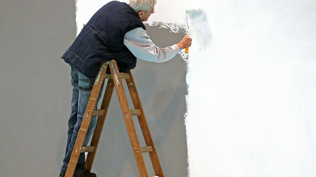 Ein-Rentner-streicht-eine-Wand