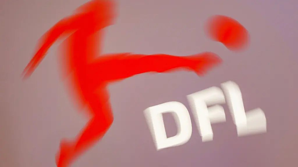 Das-Logo-der-DFL-Deutsche-Fussball-Liga-am-Rande-einer-DFL-Mitgliederversammlung-Aufnahme-mit-Dreheffekt