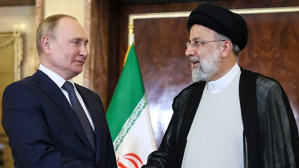 Dieses-von-der-staatlichen-russischen-Nachrichtenagentur-Sputnik-ueber-AP-veroeffentlichte-Bild-zeigt-Kremlchef-Wladimir-Putin-l-und-Irans-Praesident-Ebrahim-Raisi-am-18-07-2022-bei-Gespraechen-in-Teheran