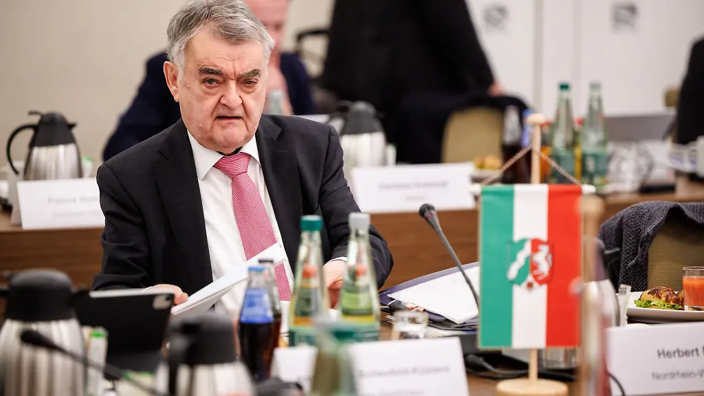 Herbert-Reul-CDU-Innenminister-von-Nordrhein-Westfalen-zu-Beginn-einer-Plenarsitzung