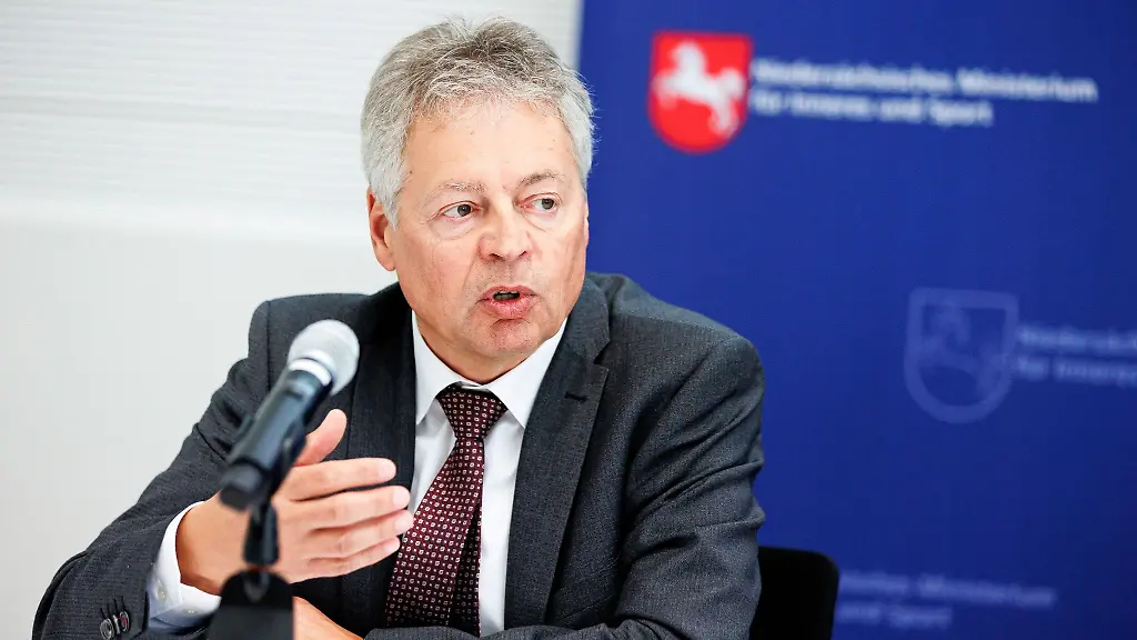 Bernhard-Witthaut-hier-noch-Praesident-Verfassungsschutz-Niedersachsen-beantwortet-Fragen
