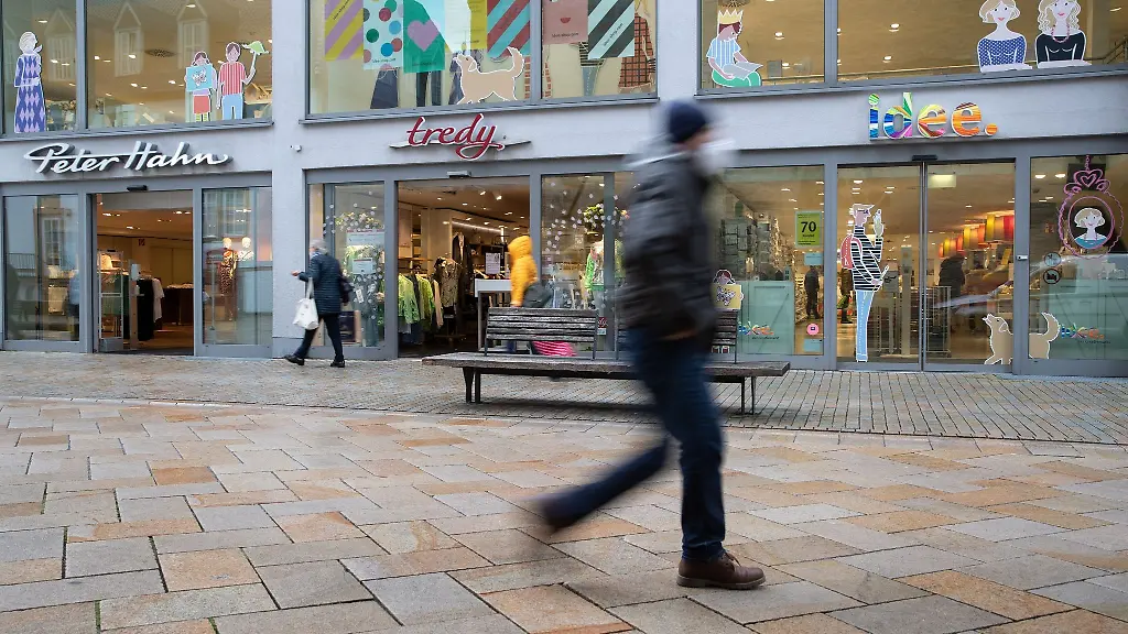 Passanten-gehen-durch-eine-Fussgaengerzone