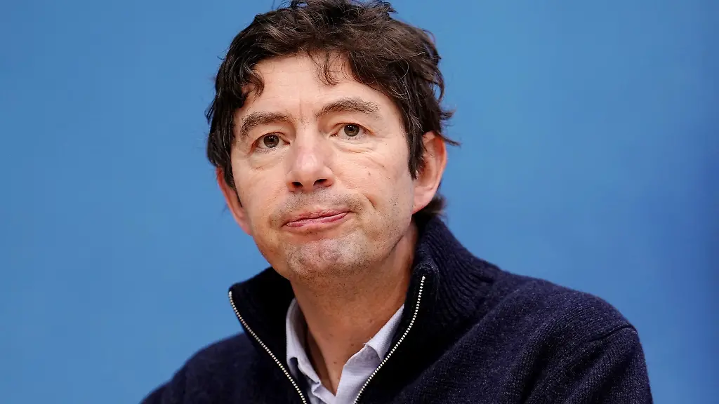 Christian-Drosten-Direktor-des-Instituts-fuer-Virologie-an-der-Charite-Berlin-aeussert-sich-im-Januar-in-der-Bundespressekonferenz-zur-Corona-Lage