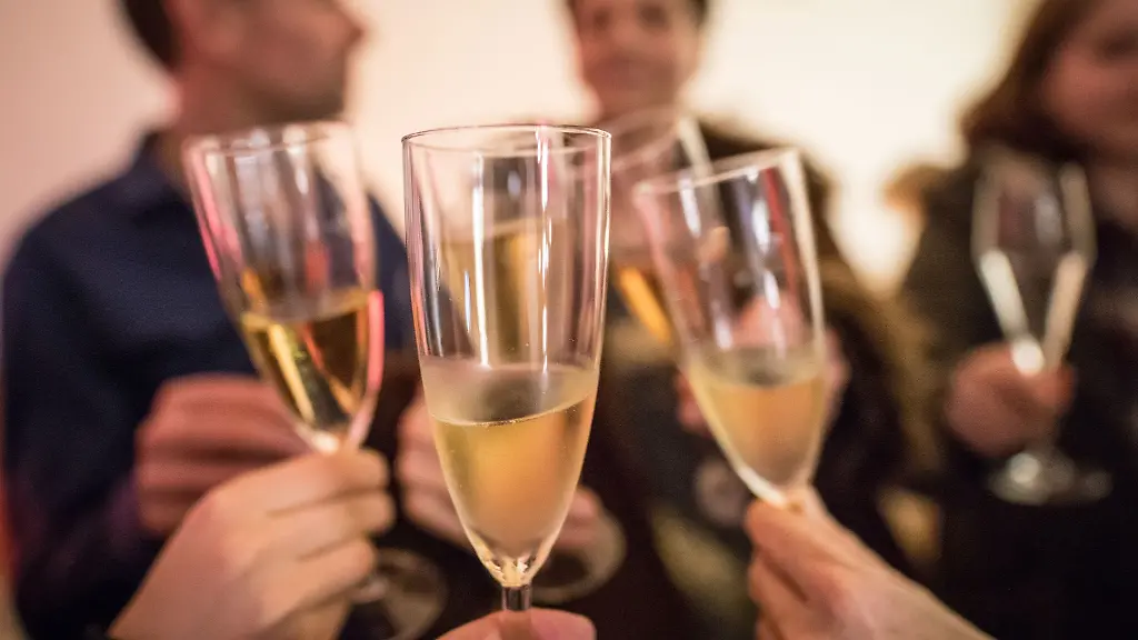 Zeit-der-Weihnachtsfeiern-Gesellige-Runden-foerdern-das-Verbundenheitsgefuehl-im-Team