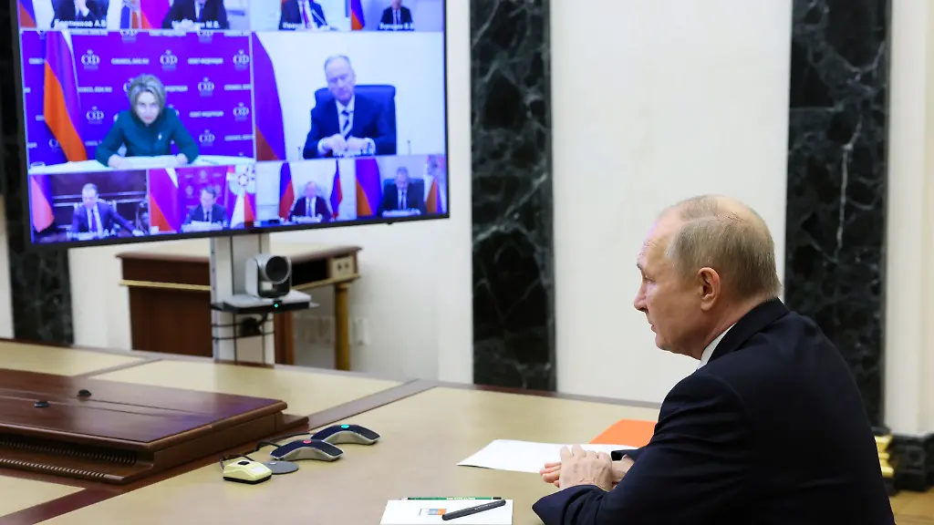 Via-Videokonferenz-spricht-der-russische-Praesident-Wladimir-Putin-mit-einem-von-ihm-einberufenen-Sicherheitsrat