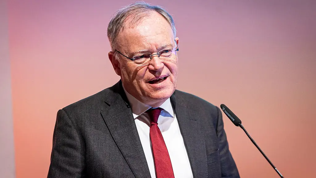 Niedersachsens-Ministerpraesident-Stephan-Weil-haelt-eine-Rede