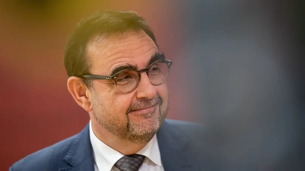 Klaus-Holetschek-CSU-Staatsminister-fuer-Gesundheit-und-Pflege-laechelt