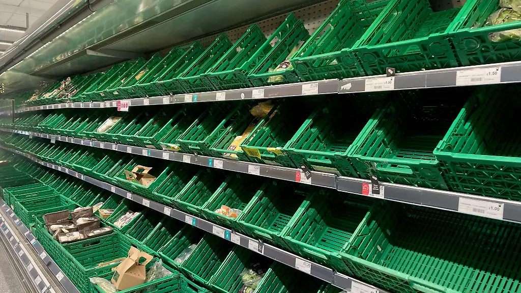 Leere-Regale-in-der-Gemueseabteilung-eines-Co-op-Supermarkts-in-London-Britische-Bauern-warnen-angesichts-enorm-gestiegener-Preise-vor-Versorgungsproblemen