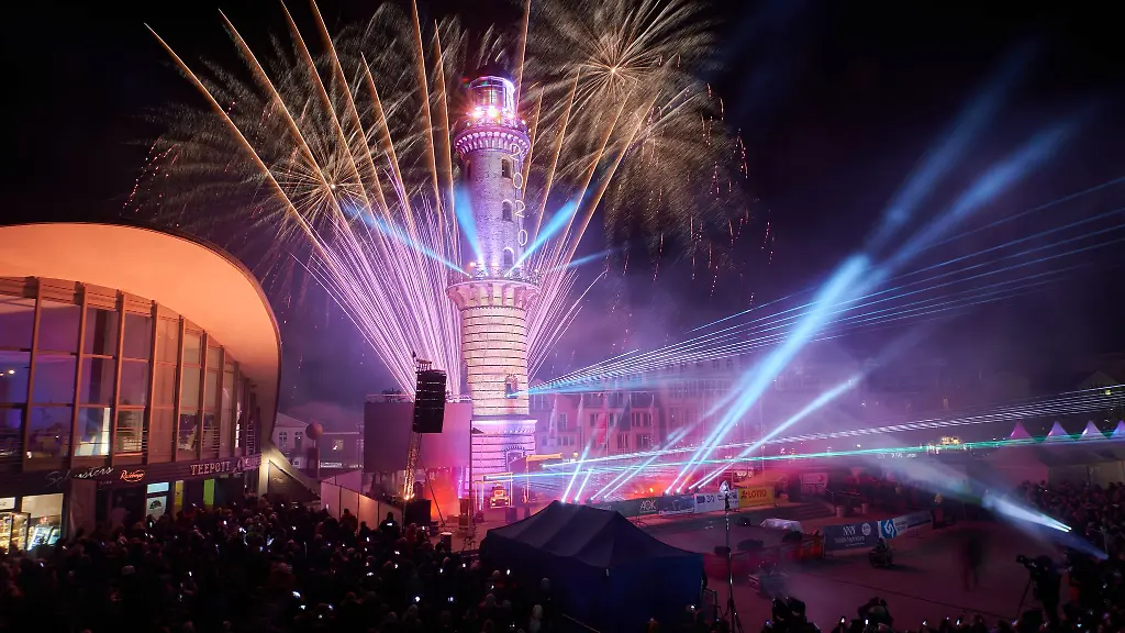 Tausende-Besucher-verfolgen-am-Neujahrsabend-2020-das-traditionelle-Warnemuender-Turmleuchten
