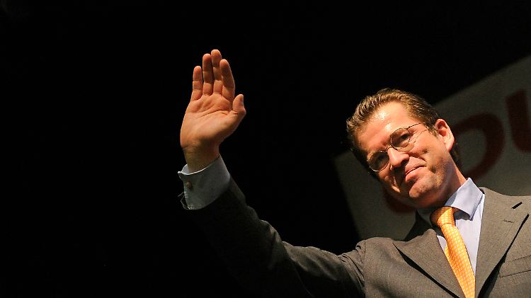 Wird Guttenberg die ganze Affäre aussitzen können? Die Zweifel wachsen.