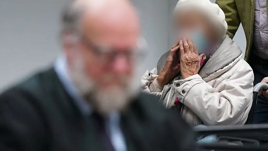 Die-Angeklagte-Irmgard-F-r-wird-zu-Beginn-des-Prozesstages-in-den-Sitzungssaal-gebracht