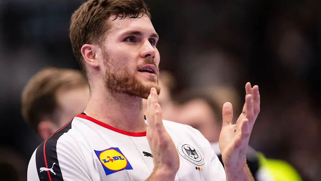 Johannes-Golla-bedankt-sich-nach-einer-Partie-bei-den-Fans