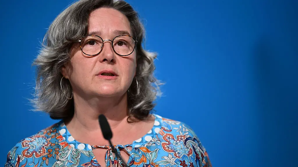 Heike-Werner-Die-Linke-Ministerin-fuer-Arbeit-Soziales-Gesundheit-Frauen-und-Familie-von-Thueringen-spricht-waehrend-einer-Regierungs-Pressekonferenz