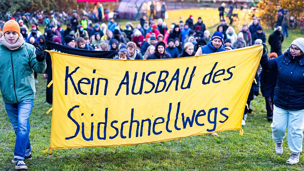 Menschen-demonstrieren-gegen-die-Rodungsarbeiten-fuer-den-Ausbau-des-Suedschnellwegs