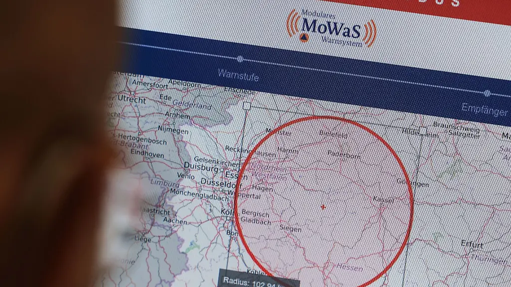 Ein-Bildschirm-mit-dem-Modularen-Warnsystem-ist-auf-einem-Display-beim-Bundesamt-fuer-Bevoelkerungsschutz-zu-sehen