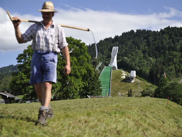 63 Garmischer Grundbesitzer weigern sich, ihre Grundstücke für Olympia zur Verfügung zu stellen. Die Spiele, argumentieren sie, sind zu groß für die Gemeinde.
