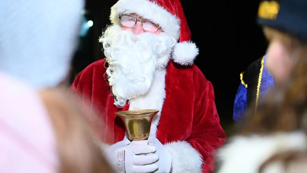 Der-Nikolaus-beschenkt-Kinder