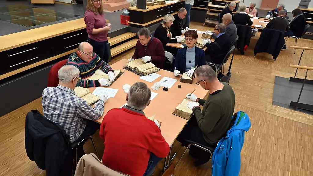 Beteiligte-einer-Gemeinschaftsaktion-zur-Sicherung-der-wertvollen-Akten-der-Stadt-Muehlhausen-arbeiten-in-der-Stadtbibliothek-Jakobikirche-zusammen