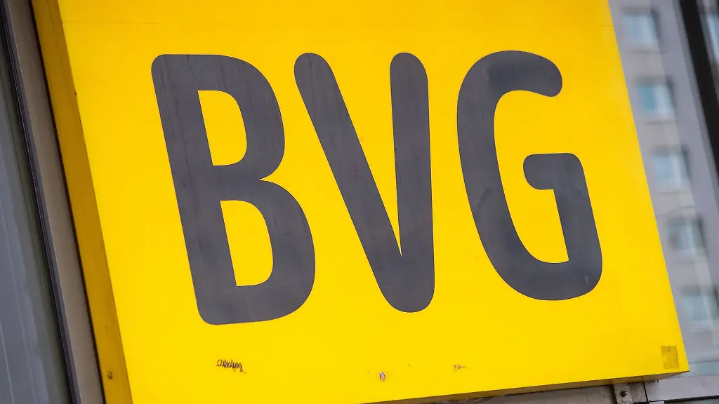 Das-BVG-Logo-haengt-ueber-einem-Eingang-am-Hauptsitz-des-Unternehmens