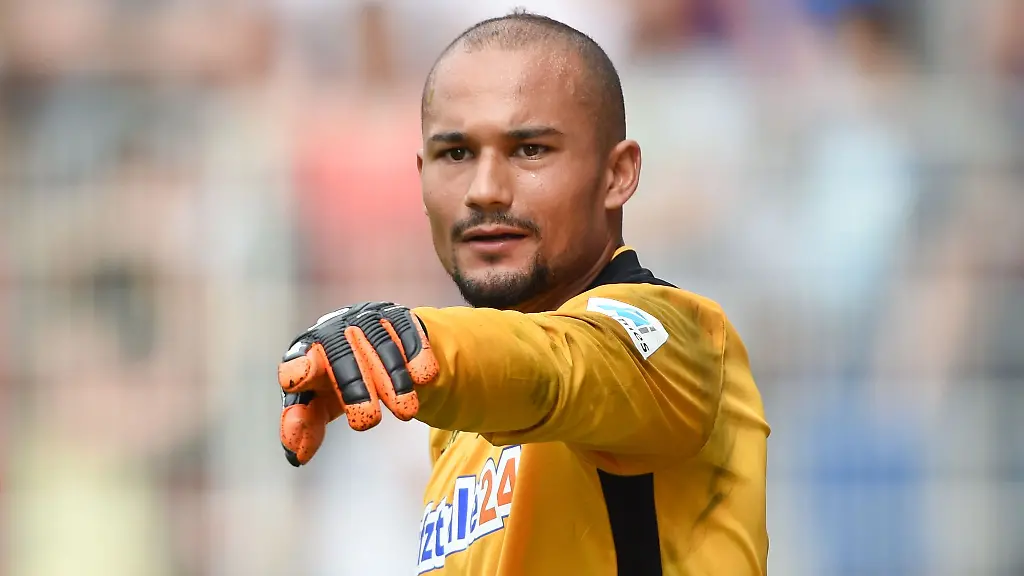 Torwart-Mohamed-Amsif-gestikuliert