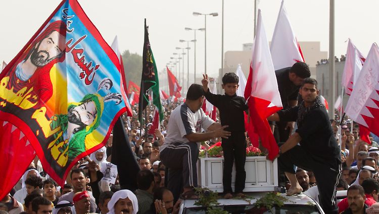 In Bahrain wurden die Todesopfer der Proteste zu Grabe getragen.