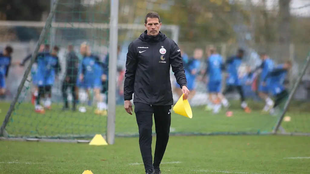 Patrick-Gloeckner-steht-auf-dem-Rasen