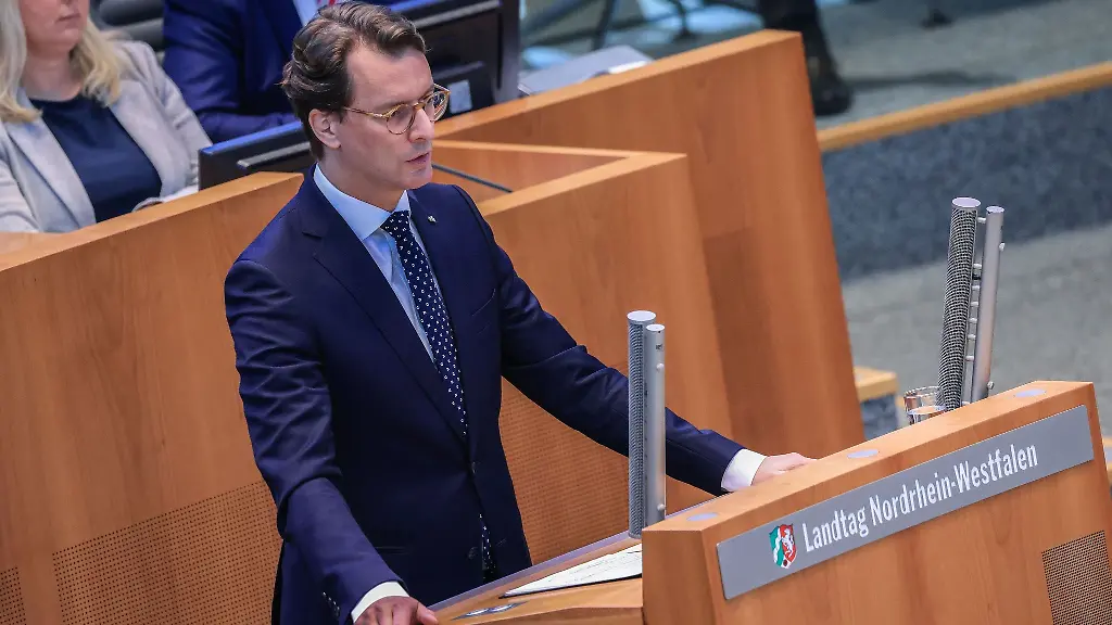 Nordrhein-Westfalens-Ministerpraesident-Hendrik-Wuest-CDU-spricht-bei-einer-Landtagssitzung