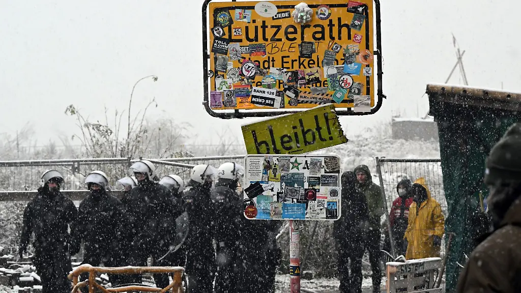 Polizisten-stehen-in-der-Ortschaft-Luetzerath