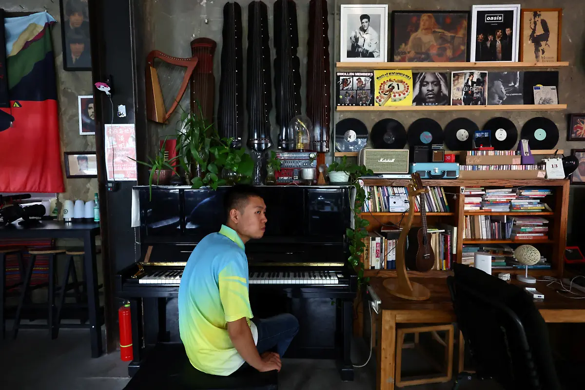 2022-12-02T030251Z-887421195-RC2PEW9Z88C0-RTRMADP-3-CHINA-AUTISM-BAND